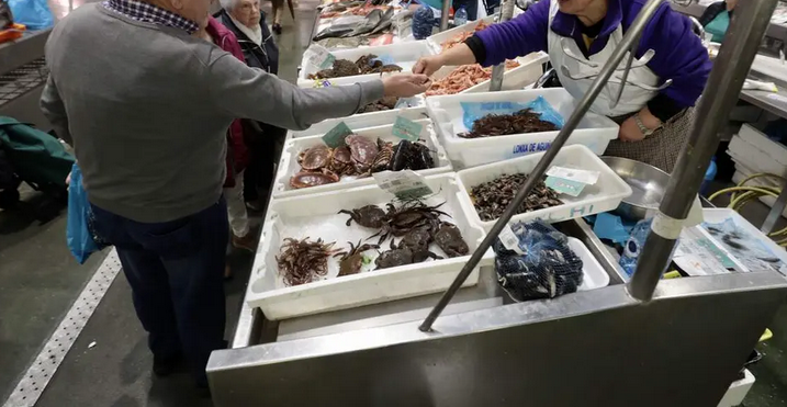 La centolla y el camarón, los grandes protagonistas de las cenas de Navidad en Pontevedra